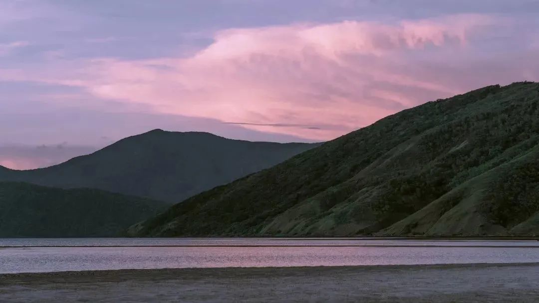 山川异域，风月同天。