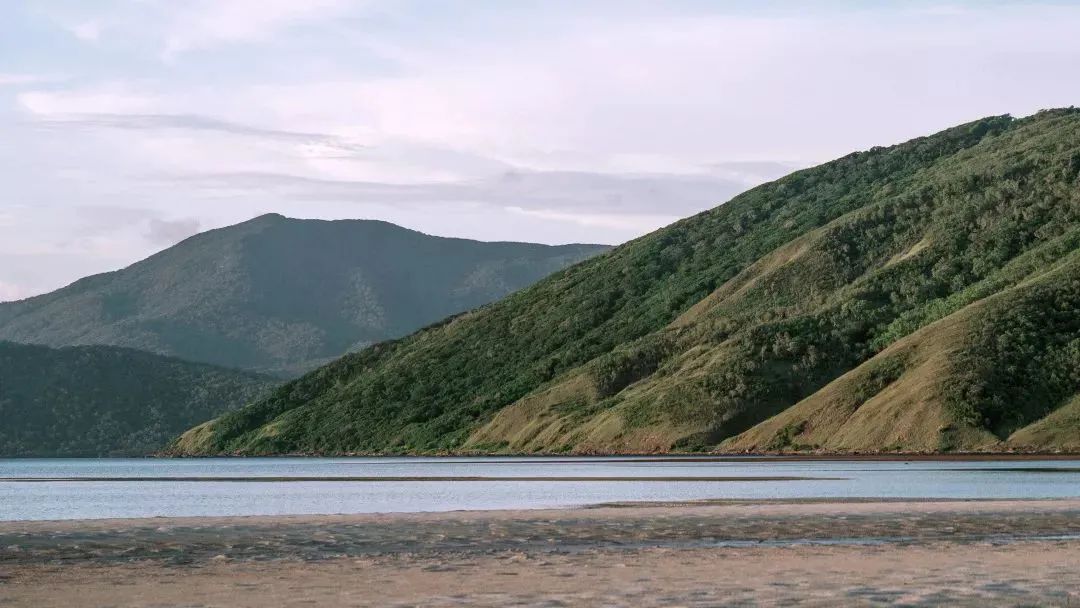 山川异域，风月同天。