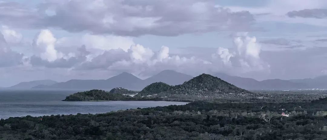 山川异域，风月同天。