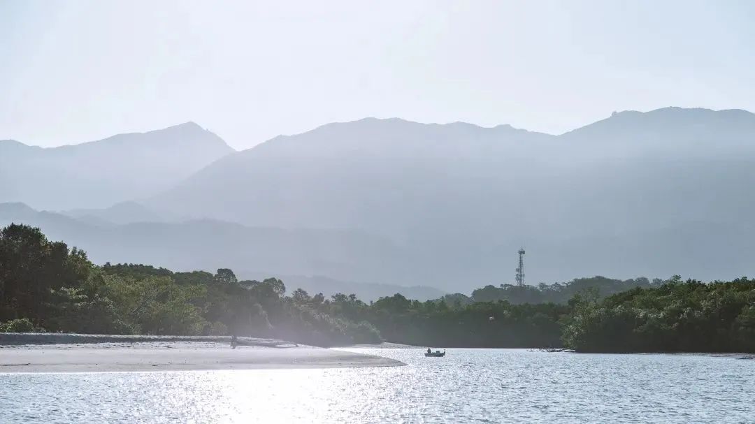 山川异域，风月同天。