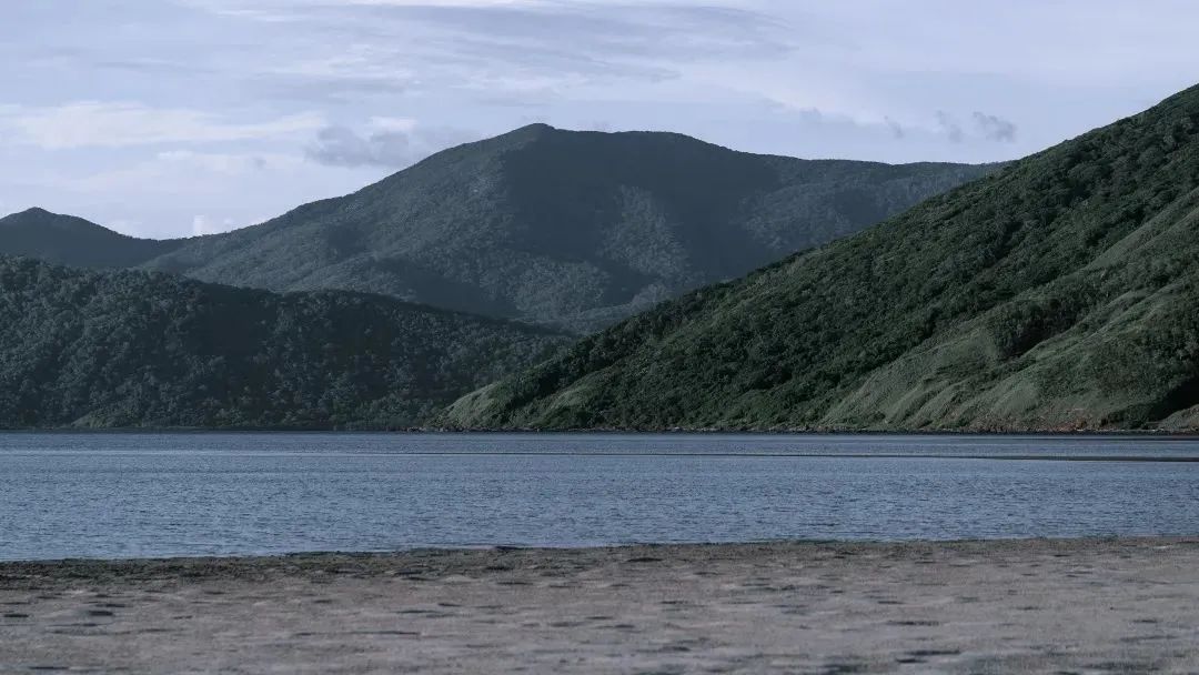 山川异域，风月同天。