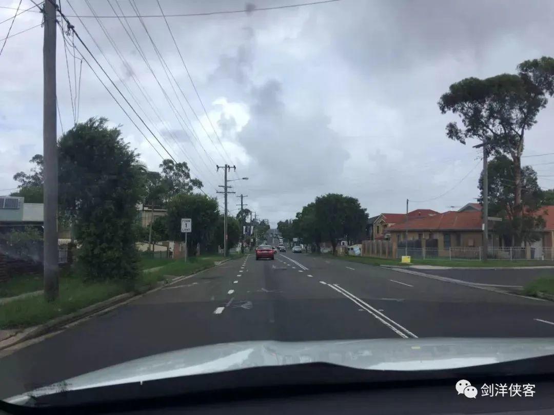 看完了澳洲交规，最后还是出车祸撞了车...