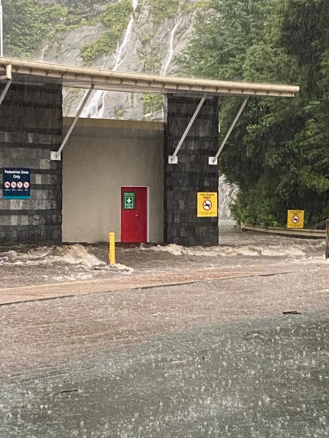 暴雨后被困峡湾，亲身经历纽村山洪