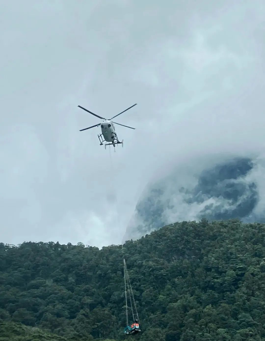 暴雨后被困峡湾，亲身经历纽村山洪