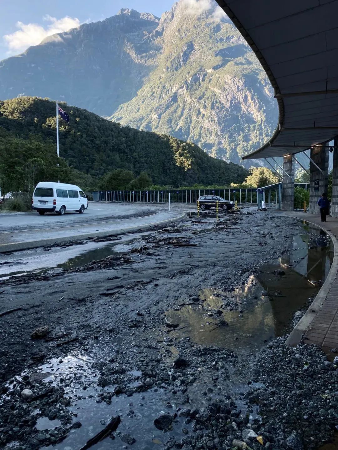 暴雨后被困峡湾，亲身经历纽村山洪