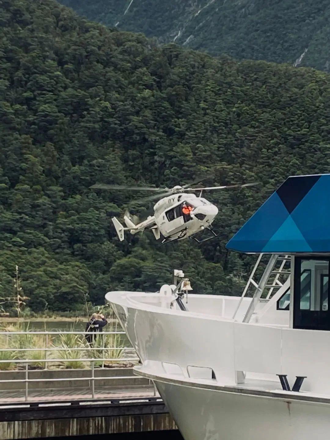 暴雨后被困峡湾，亲身经历纽村山洪