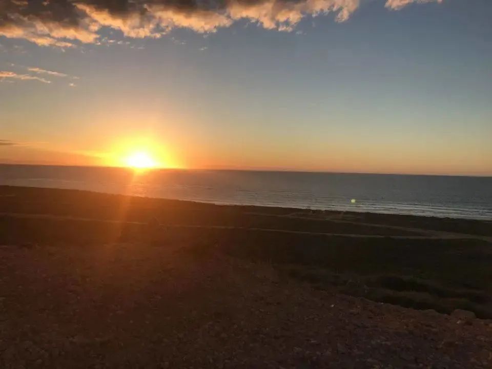 澳洲西部，沙漠和大海组成的疯狂旅行
