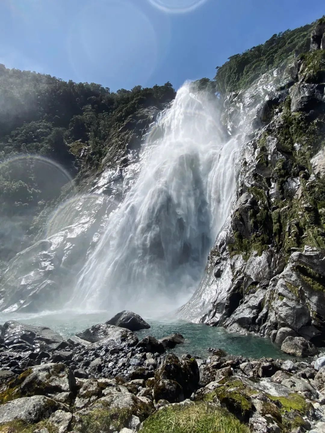 暴雨后被困峡湾，亲身经历纽村山洪