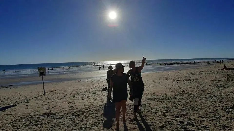 澳洲西部，沙漠和大海组成的疯狂旅行