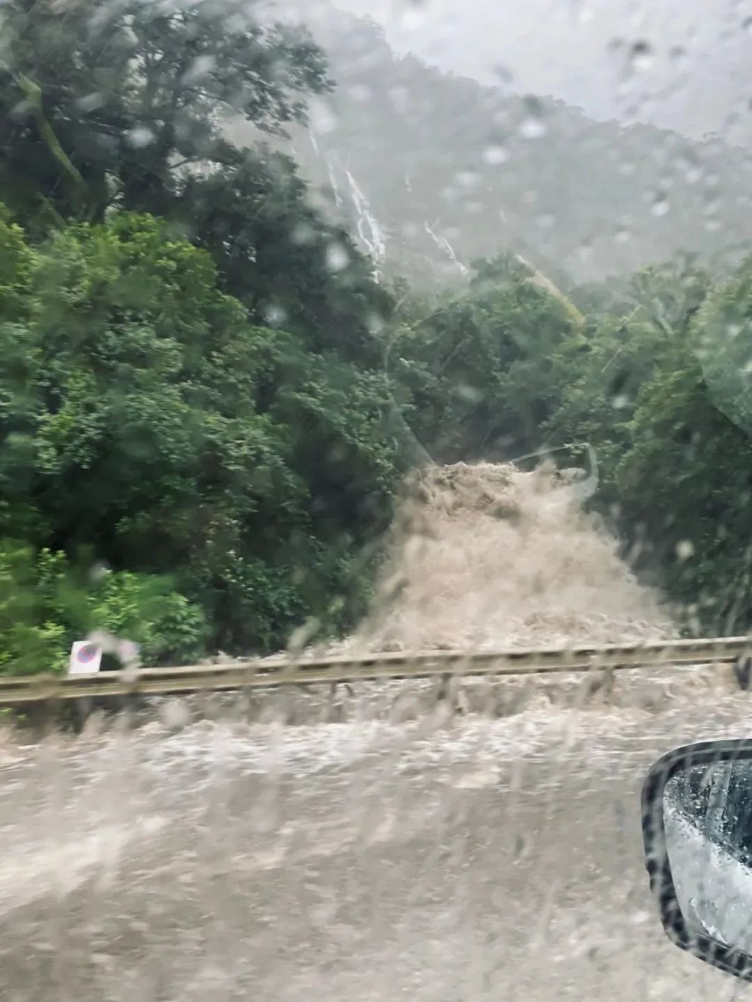 暴雨后被困峡湾，亲身经历纽村山洪