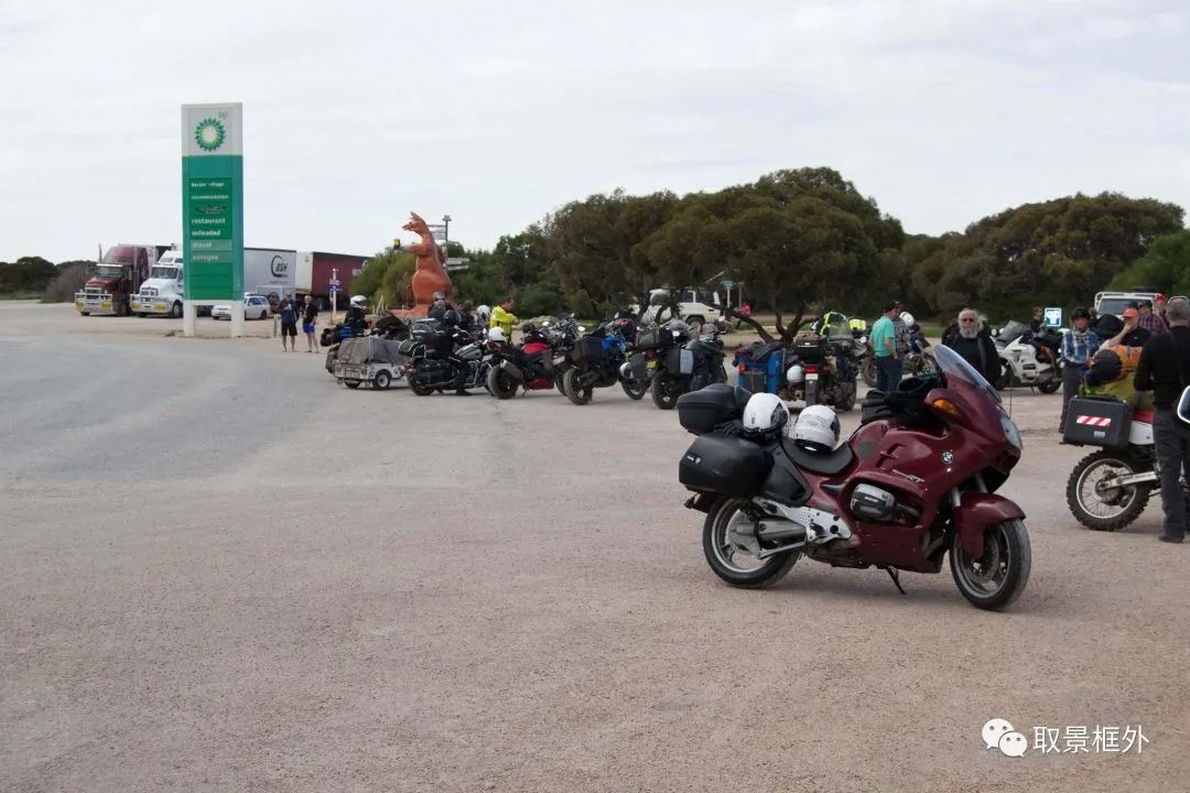 攒钱胜地Roadhouse，它不止有荒凉