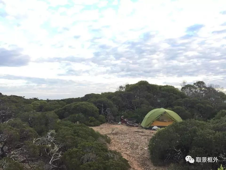 旅人 | 骑行穿越荒原的萝莉